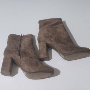 Bonnibel Women's Brown Suede Side Zip Block Heel Ankle Boots Size 10 NWOT